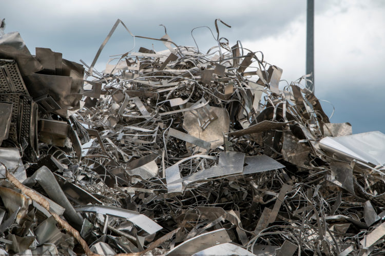 Amas de déchets métalliques et copeaux d'aluminium enchevêtrés pour recyclage