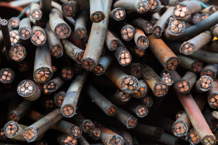 Câbles électriques usagés coupés montrant les fils de cuivre intérieurs pour recyclage