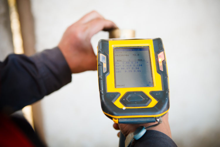 Analyseur XRF portatif en action pour identifier les alliages métalliques